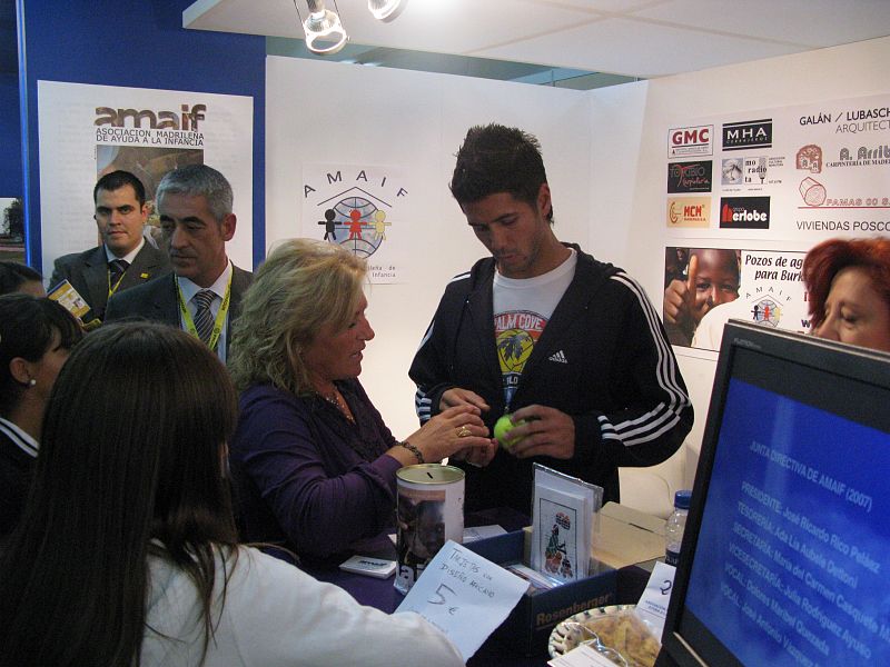 El tenista madrileño firmó autógrafos a los aficionados que se acercaron al stand de AMAIF.