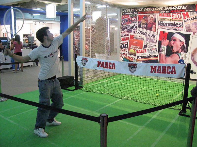 El stand de Marca permite probar a los aficionados sus potentes saques, el récord, por ahora, está en 196 km/h.