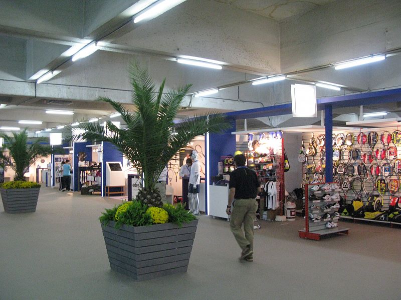 Dentro del Pabellón de Cristal también encontramos boutiques y tiendas de material deportivo.