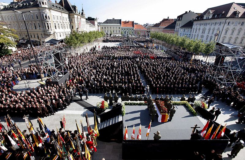 Imagen del funeral por Jörg Haider