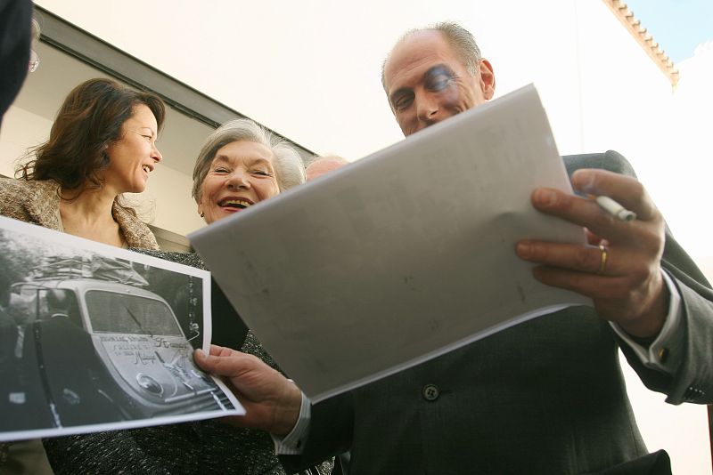 Los benefactores del Museo Picasso de Málaga, su nuera Christine Ruiz Picasso (centro) y su nieto Bernard Ruiz-Picasso (R), durante una exposición en Málaga