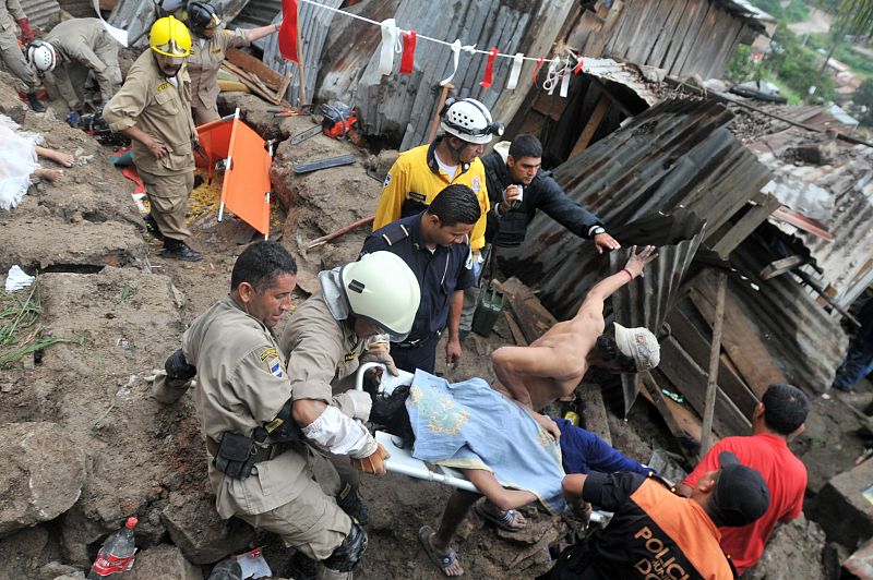 Bomberos hondureños rescatan los cuerpos de cinco miembros de una misma familia en Tegucigalpa