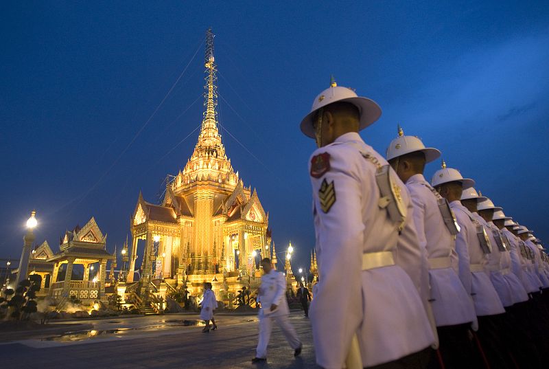 Guardias reales junto al monumento funerario de la Princesa Galyani Vadhan en Bangkok