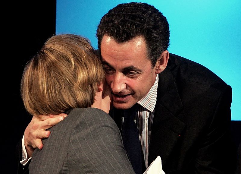 El entonces ministro del Interior francés, Nicolás Sarkozy, besa a Merkel durante una reunión del EPP (European People Party), en Roma. Marzo de 2006.