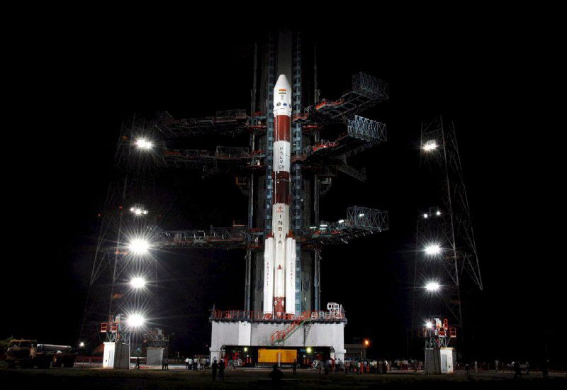 Cohete PSLV-C11 en la plataforma de lanzamiento del Centro Espacial Satish Dhawan de Sriharikota. El satélite Chandrayaan I, que tiene una vida útil de dos años y orbitará a 100 kilómetros de la luna para elaborar mapas y grabar imágenes de la superf