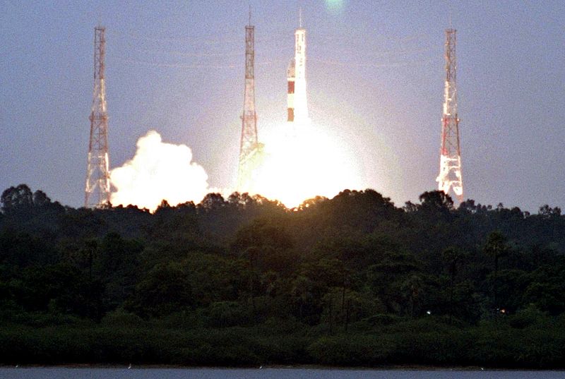 Lanzamiento del cohete PSLV C-11 que lleva el primer saélite indio a La Luna.