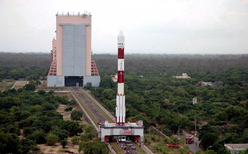 Foto sin fechar facilitada por la Organización India de Investigación Espacial hoy martes 21 de octubre que muestra el cohete PSLV-C11 en la plataforma de lanzamiento del Centro Espacial Satish Dhawan de Sriharikota.