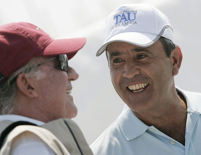 'Seve' conversando con S.M. el Rey Juan Carlos durante la quinta etapa de la 26ª Regata de la Copa del Rey en Palma de Mallorca, el 3 de agosto de 2007, pocos días después de anunciar su retirada.