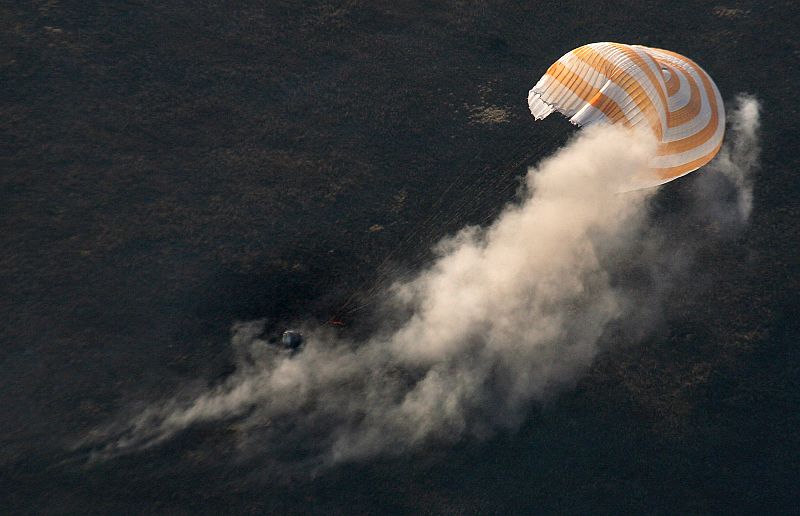 La cápsula rusa Soyuz ha aterrizado en la Tierra, en concreto en Kazajstán, llevando a dos tripulantes rusos y al sexto turista espacial, el estadounidense, Richard Garriott.