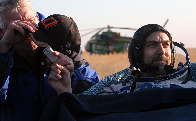 El sexto turista espacial, el millonario estadounidense Richard Garriot, tras llegar a bordo de la Soyuz a Kajastán.