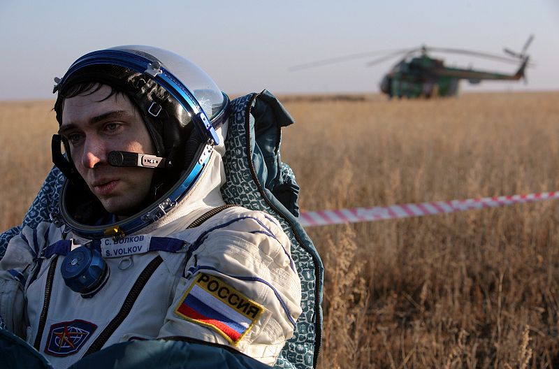 El astronauta ruso Sergei Volkov tras aterrizar en la Soyuz en Kazajstán. Con él viajaba otro astronauta y el millonario estadounidense Richard Garriott.