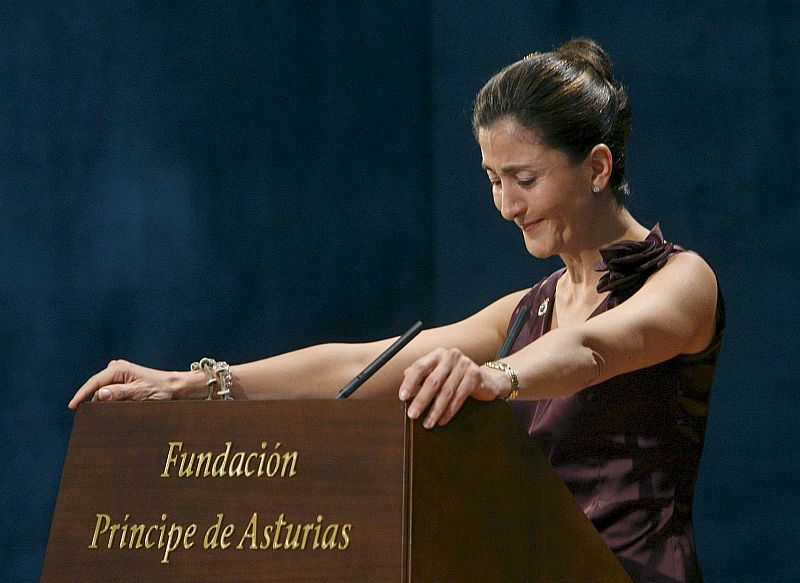 La ex candidata a la presidencia de Colombia Ingrid Betancourt, se emociona durante su intervención en el Teatro Campoamor de Oviedo.