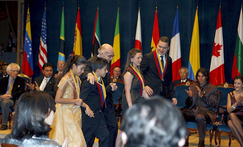 El fundador del Sistema Nacional de Orquestas Juveniles e Infantiles de Venezuela, José Antonio Abreu acompañado por varios niños, tras recibir de manos del Príncipe Felipe el Premio Príncipe de Asturias de las Artes.