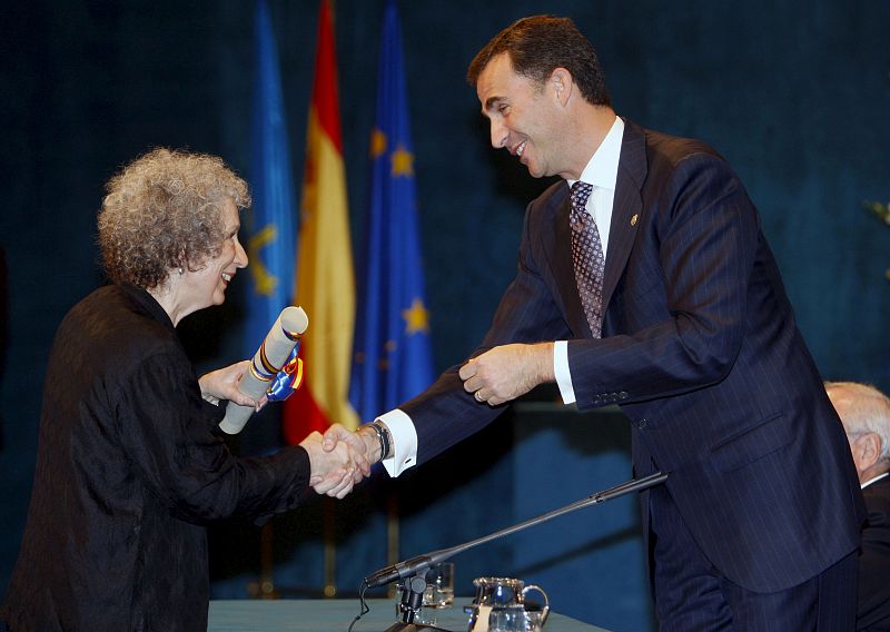 La escritora canadiense Margaret Atwood, recibe de manos del Príncipe Felipe, el Premio Príncipe de Asturias de las Letras.