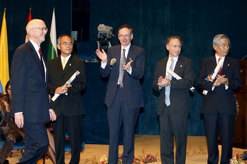 Los cinco científicos galardonados con el Premio Príncipe de Asturias de Investigación Científica y Técnica 2008: George Whitesides, Shuji Nakamura, Tobin Marks, Robert Langer y Sumio Iijima, de izda a dcha, tras recoger el galardón.