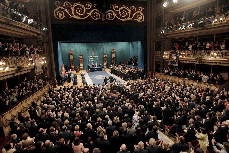 El Teatro Campoamor de Oviedo se ha vestido de gala en su día grande.