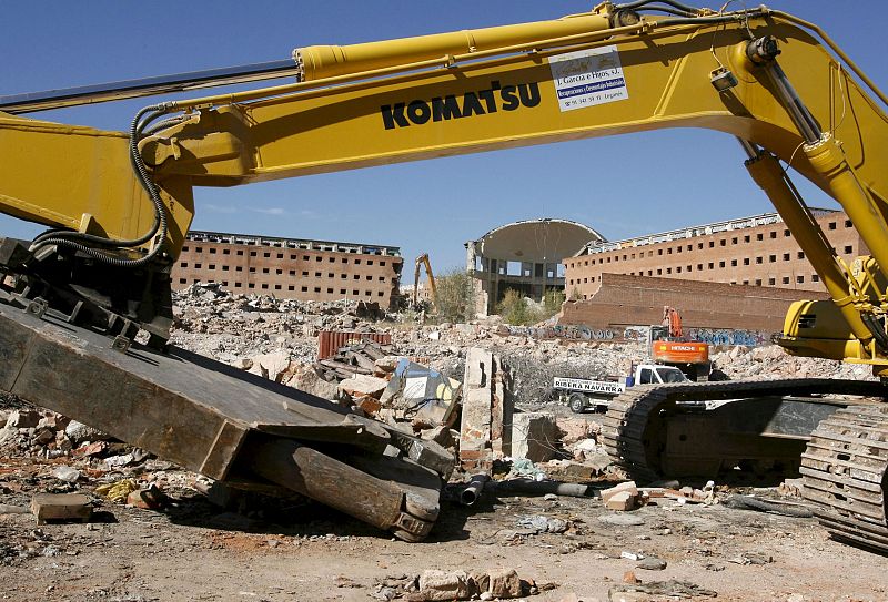 Imagen de una de las excavadoras que trabajan en el derribo de la antigua cárcel de Carabanchel.