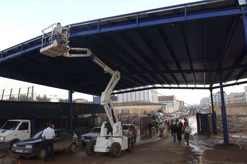 Un técnico supervisa la cubierta de uno de los accesos a la Ciudad Autónoma