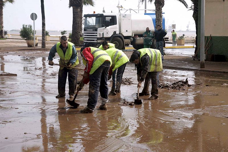 Varios operarios durante las tareas de limpieza de las calles de Melilla