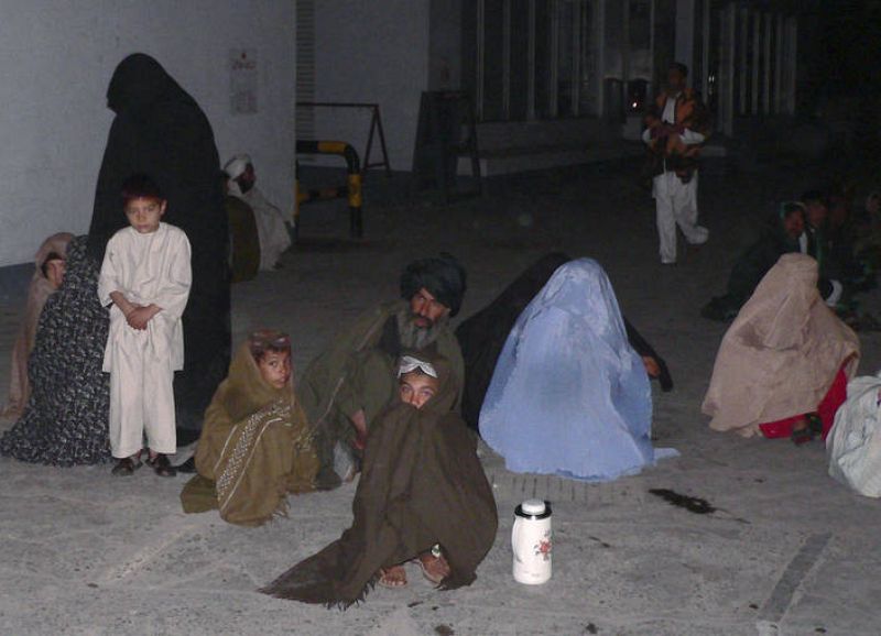 Los vecinos pasan la noche en la calle