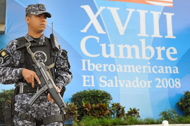 Un policía presta guardia a la afueras del Centro Internacional de Ferias y Convenciones en San Salvador