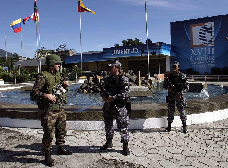 Soldados de guardia frente al Centro de Convenciones en San Salvador