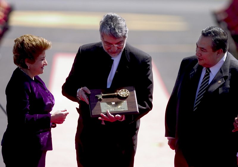 Fernando Lugo recibe la llave de la ciudad de San Salvador de manos de la alcaldesa