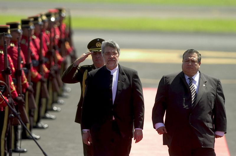 Fernando Lugo en el aeropuerto internacional de San Salvador