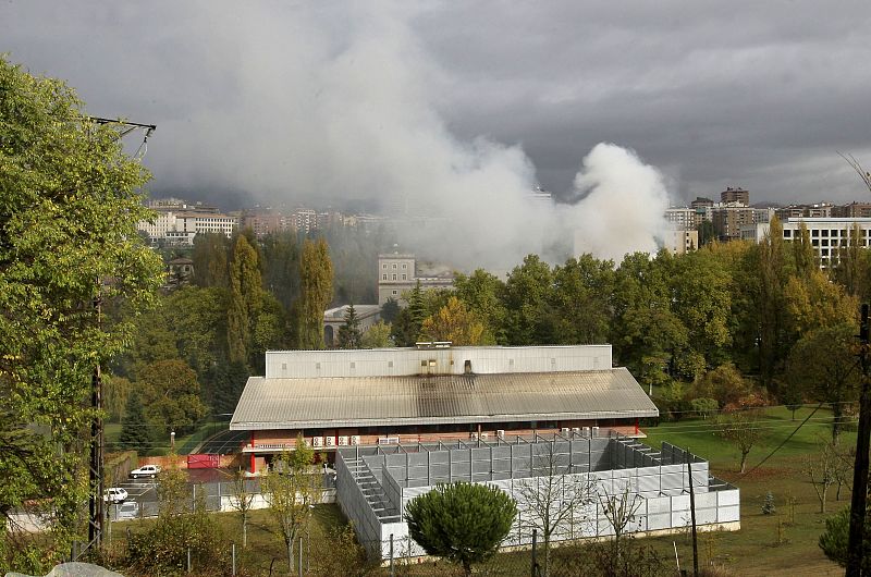 Columna de humo procendente del edificio de la Universidad de Navarra, donde en la mañana del día 30 de octubre ETA hizo  explotar una bomba que ha causado heridas leves a 17 personas.