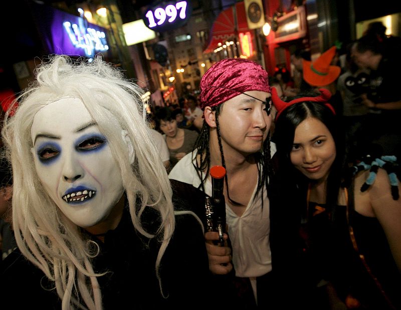 Personas disfrazadas durante la celebración de Halloween en Hong Kong