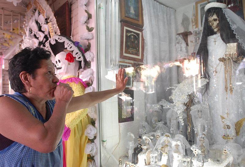 CIENTOS DE PERSONAS RINDEN TRIBUTO EN MÉXICO A LA "SANTA MUERTE" EN SU DÍA