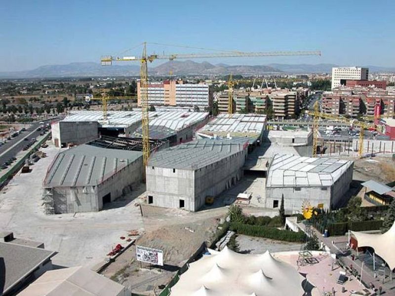 La misma imagen del solar 22 meses después, el mes de octubre de 2007. El Macroscopio empieza a tomar forma.