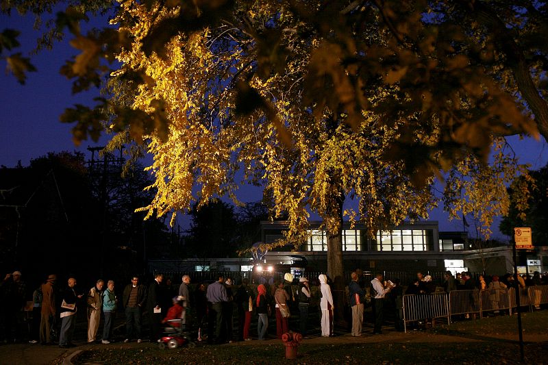 Electores espera para poder votar en Chicago, Estados Unidos.