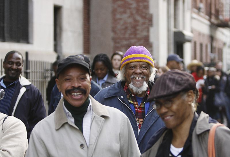 Varios votantes de Harlem esperan, entre risas, su turno para votar.