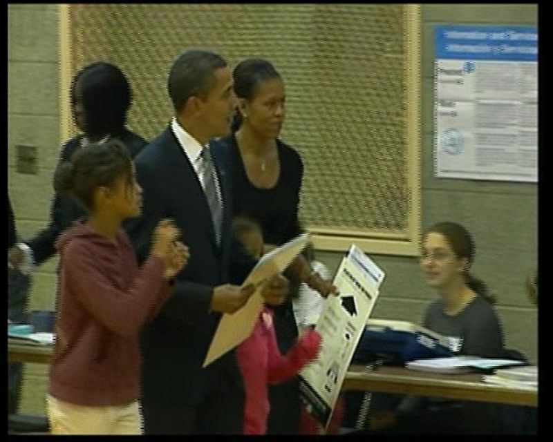 Obama llega a votar con su familia