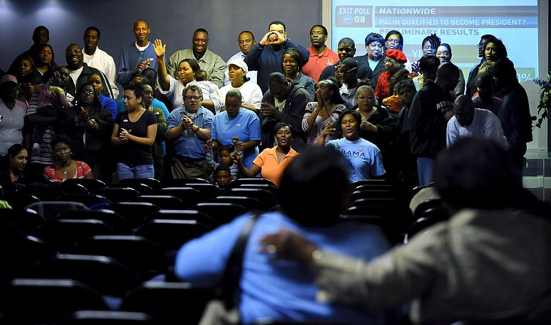 Los fieles de una iglesia cantan a la espera de resultados