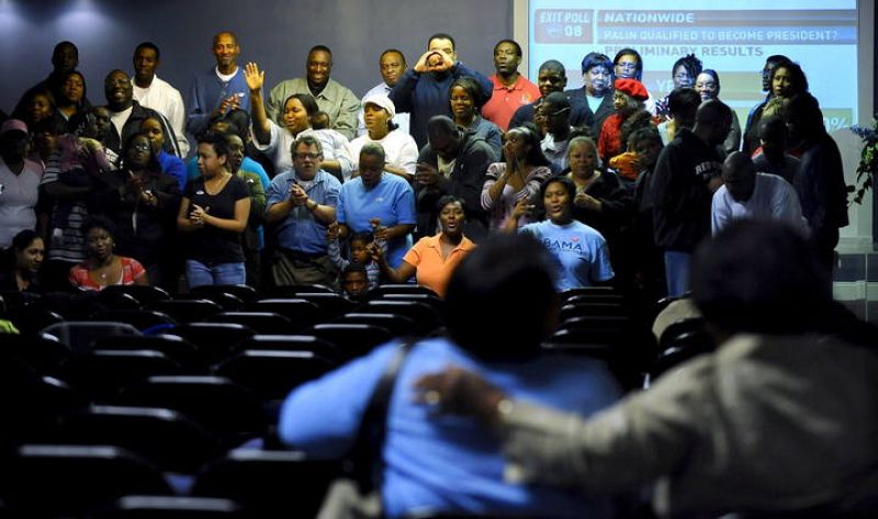 Los fieles de una iglesia cantan a la espera de resultados