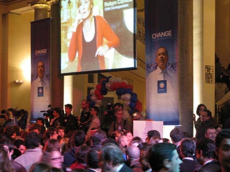  La gran pantalla entre las columnas de la escalinata recordaba a la escenografía de la nominación de Barack Obama en Denver el pasado mes de febrero.