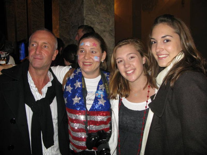 La joven Sheila, una joven demócrata de 17 años (derecha), con su familia, esperaba ansiosa los resultados 