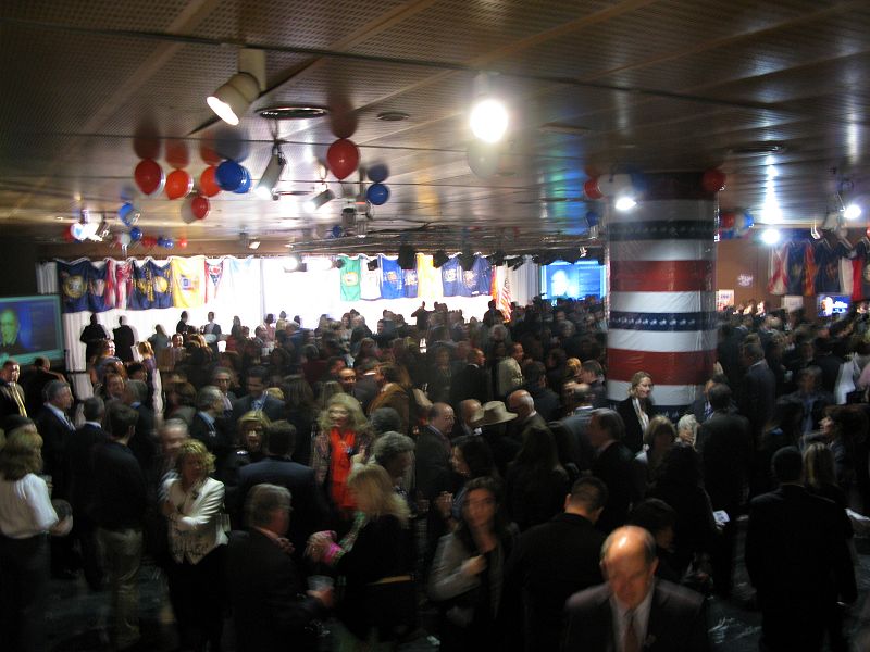 Público esperando a conocer los resultados en la fiesta de la Casa de América.