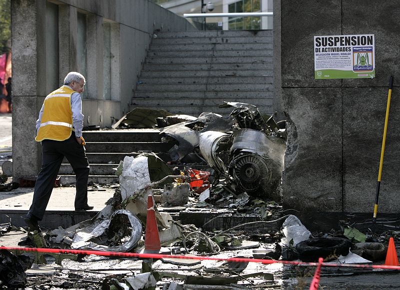 Un experto extranjero observa los restos de la avioneta en la que ha muerto el secretario de la Gobernación de México, Juan Camino Mouriño en la Ciudad de México.