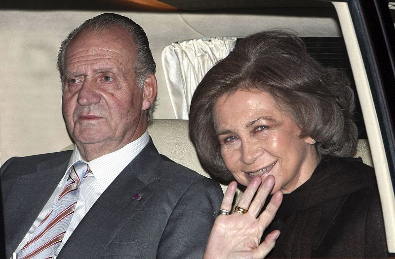 Queen Sofia waves to the media in a car upon their arrival at Haneda airport in Tokyo