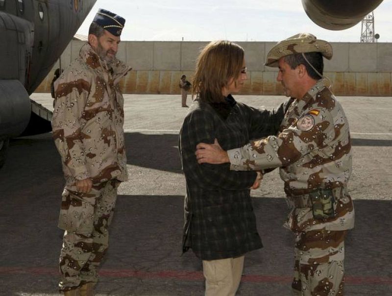 La ministra de Defensa, Carme Chacón, en el momento de su llegada a Afganistán para recabar información sobre el atentado contra las tropas españolas y coordinar la repatriación de los dos militares fallecidos y de tres de los cuatro que resultaron h