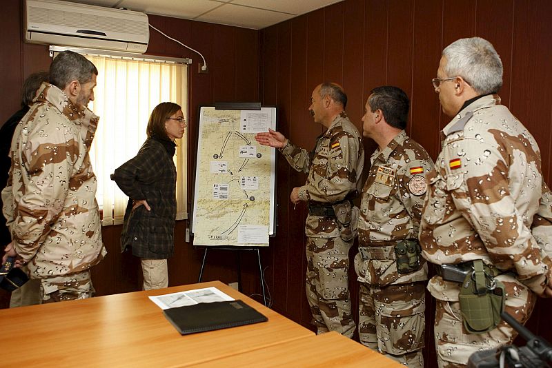 La ministra de Defensa atiende a las explicaciones del coronel Javier Abajo sobre la zona del atentado contra las tropas españolas en Afganistán.