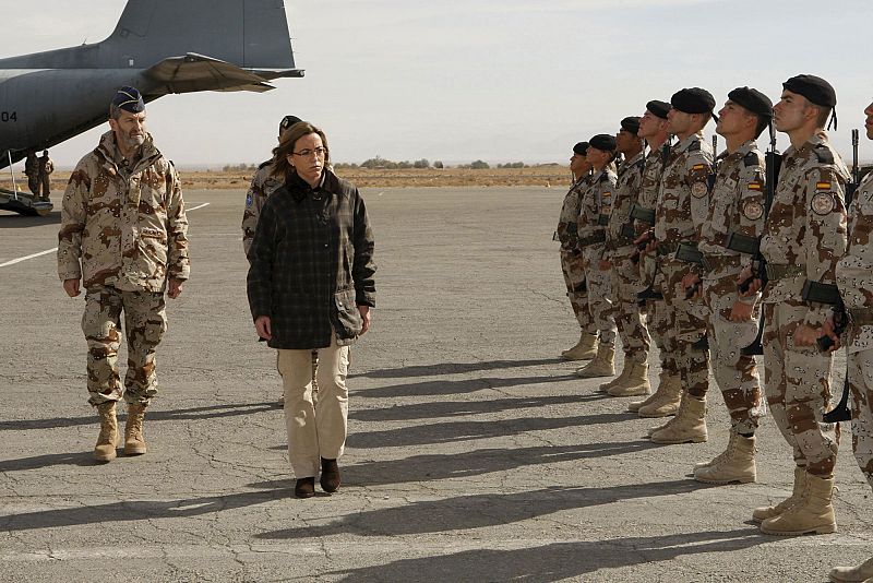 Chacón pasa revista a las tropas a su llegada a Afganistán para repatriar los dos militares fallecidos en el atentado reivindicado con por la insurgencia talibán.