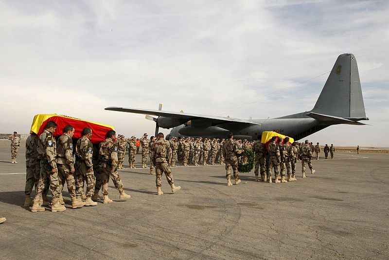 Compañeros del brigada Juan Andrés Suárez García y del cabo primero Rubén Alonso Ríos, muertos en el atentado suicida contra las tropas españolas en Afganistán, trasladan los féretros con los cuerpos, que llegarán esta noche a Madrid, a la base aérea