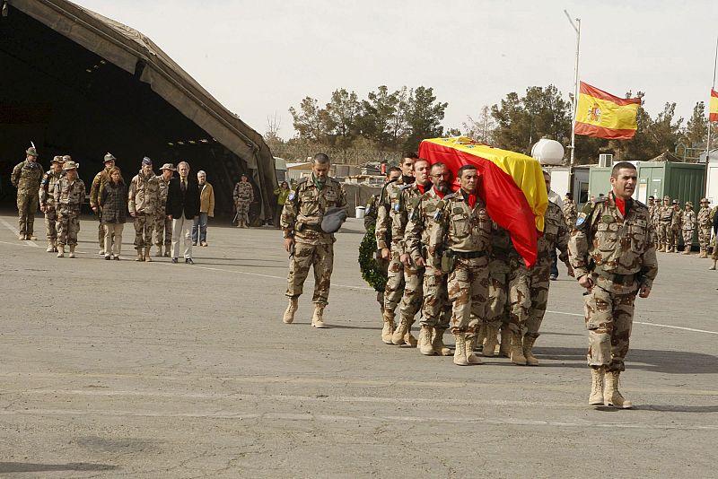 Los compañeros de los militares asesinados en el atentado de Afganistán han querido rendir el último homenaje a los militares muertos.
