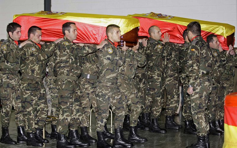 Spanish soldiers carry the coffins of Ríos and Garcia at the military airport of Lavacolla in Santiago de Compostela