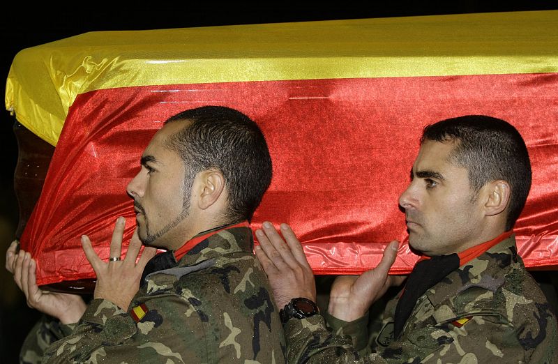 Spanish soldiers carry the coffins of Ríos and Garcia at the military airport of Lavacolla in Santiago de Compostela