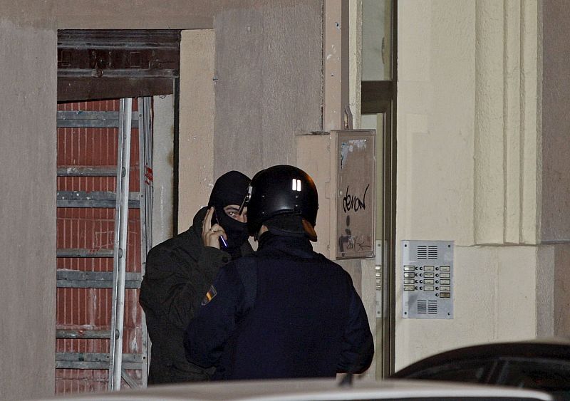 Efectivos del Cuerpo Nacional de la Policía en el exterior de la asociación de vecinos del barrio de La Milagrosa, en la que han efectuado un registro.